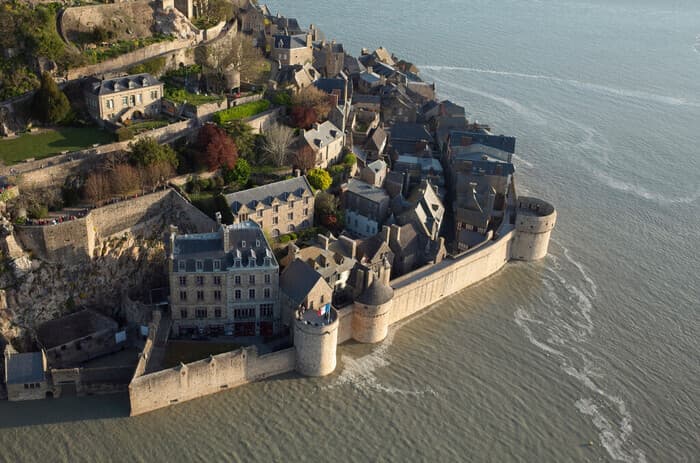 Visuel de l’événement « Exposition : Le Mont Saint-Michel, un village fortifié monastique, des architectures »