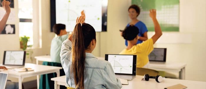 Visuel de l’événement « Débat Place publique : L’école face aux écrans »
