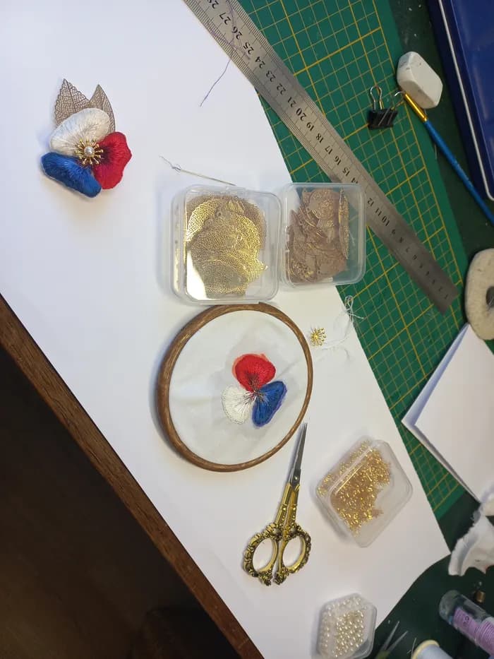 Visuel de l’événement « En coulisses - Découvrez les coulisses de l'atelier VERONIQUE M, BRODERIE ET CREATION »