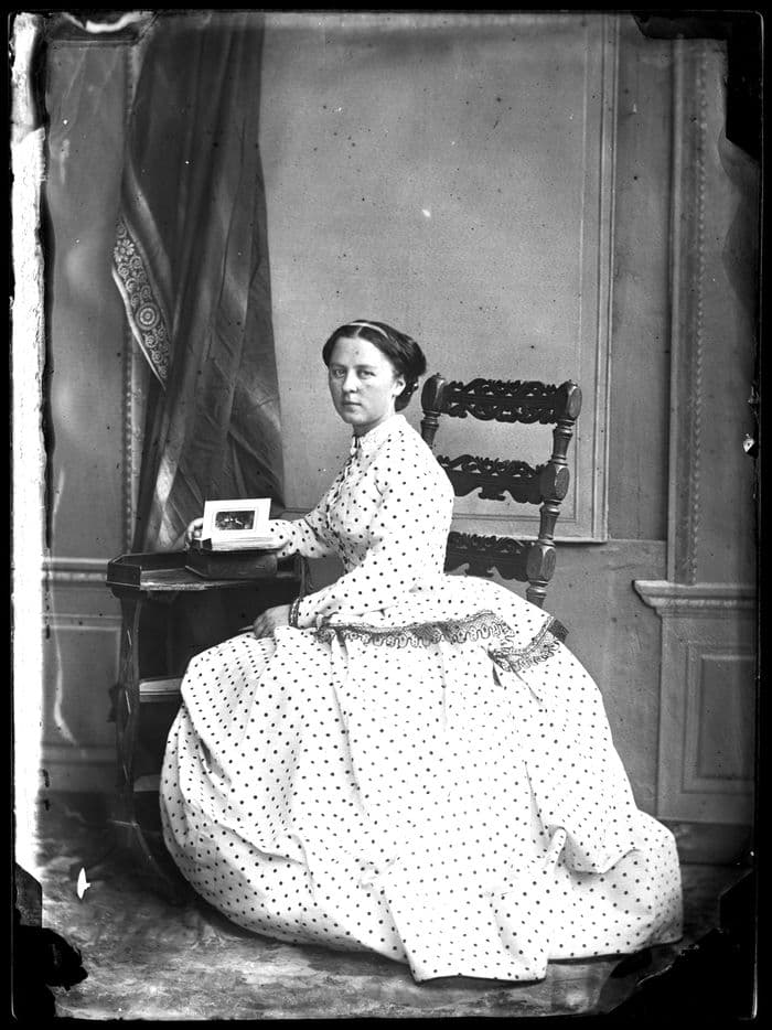 Visuel de l’événement « Exposition "Crinoline, coiffe normande et pantalon, les femmes et leurs vêtements à travers la photographie,1840-1920" »