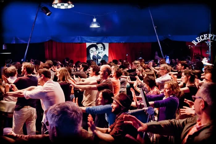 Visuel de l’événement « Le bal où l'on écoute la musique avec ses pieds »