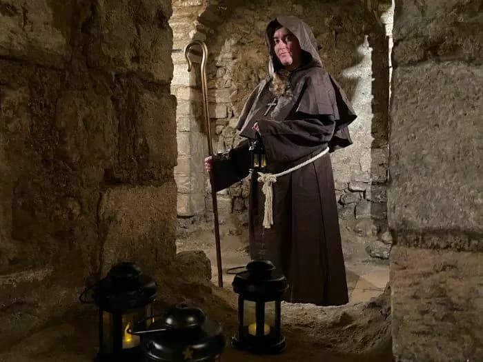 Visuel de l’événement « Amuse-Mômes : Drôles de légendes dans la crypte Saint Avit »