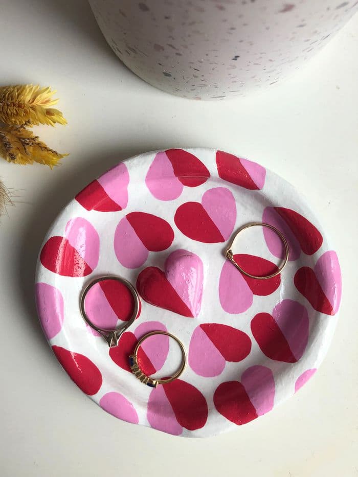 Visuel de l’événement « Peins ta coupelle : Atelier de décoration d'une coupelle en argile »