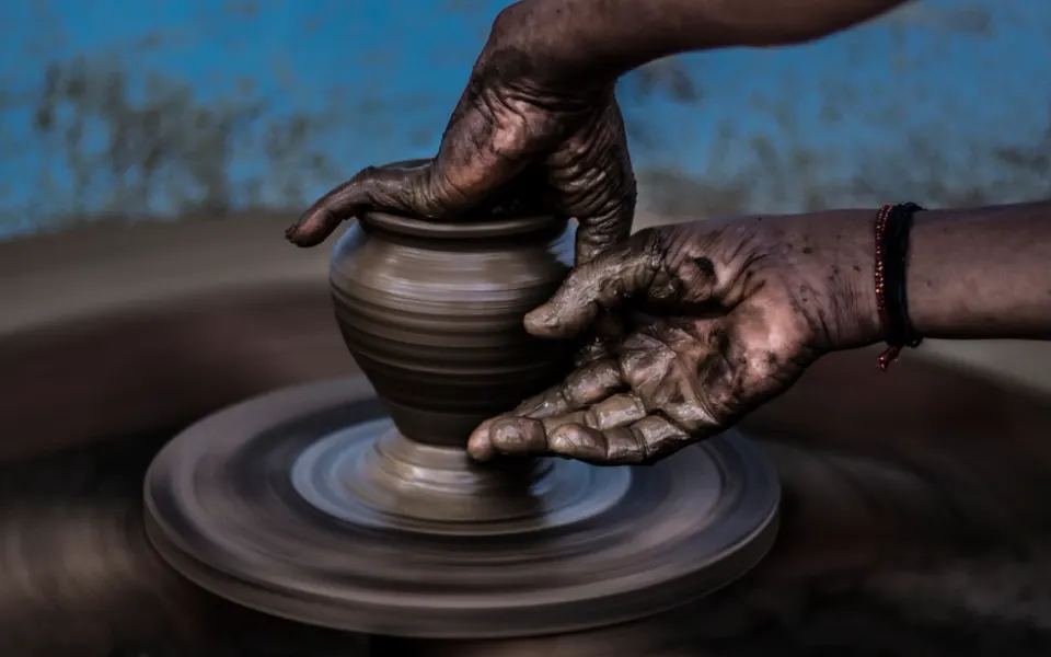 Photo d’illustration : des mains façonnant de l’argile