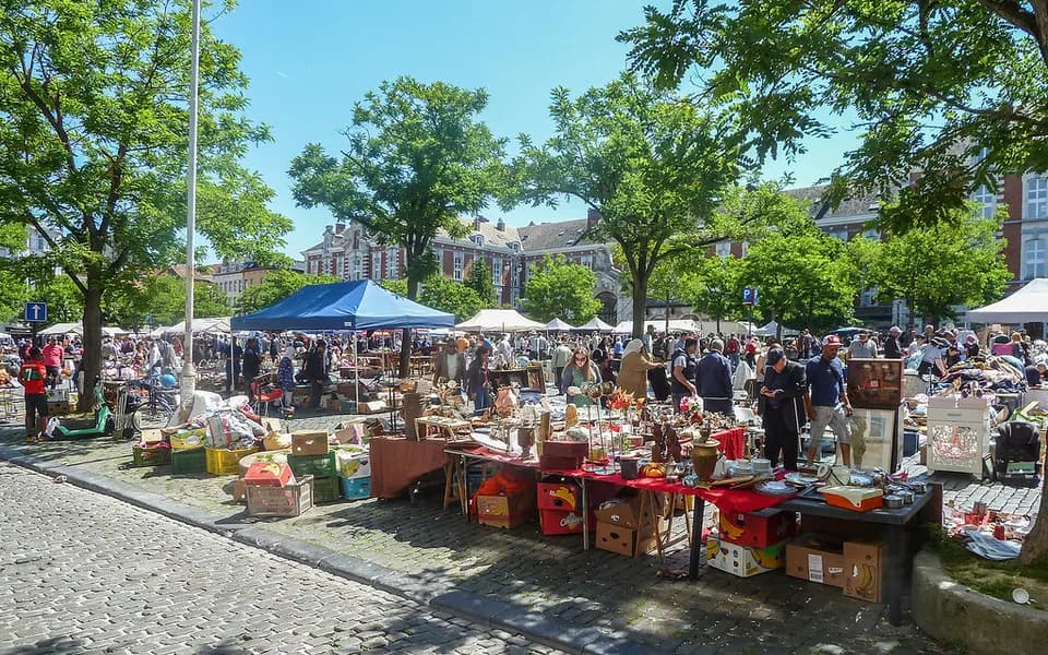 Photo d’illustration : des stands de brocante