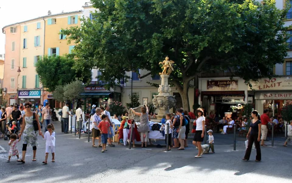 Photo d’illustration : des stands de brocante