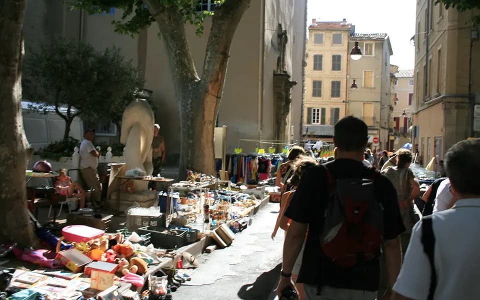 Photo d’illustration : des stands de brocante