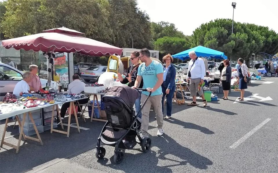 Photo d’illustration : des stands de brocante