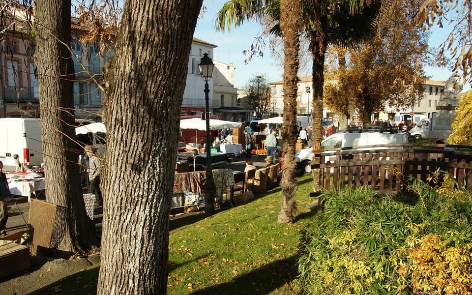 Photo d’illustration : des stands de brocante
