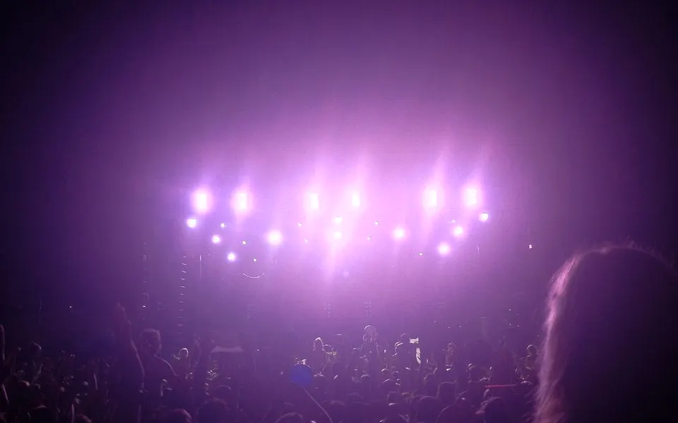 Photo d’illustration : une soirée électro, platines et lumières
