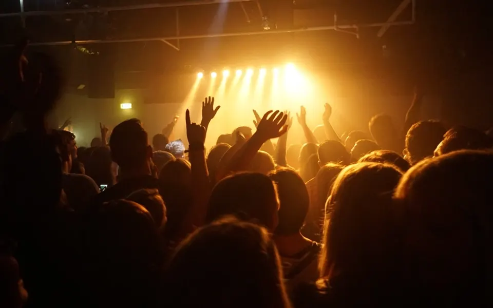 Photo d’illustration : un concert, scène et public