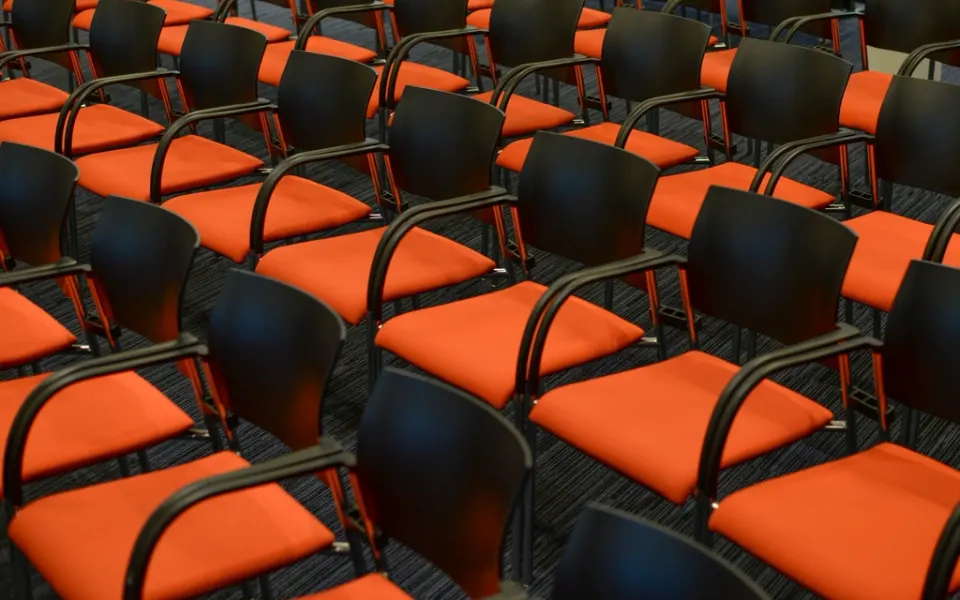 Photo d’illustration : une conférence devant un public