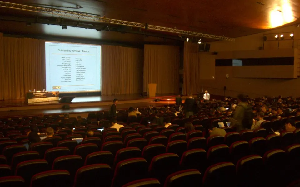 Photo d’illustration : une conférence devant un public