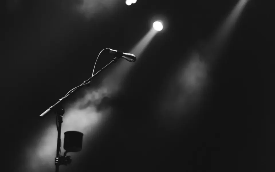 Photo d’illustration : un micro sur une scène de spectacle