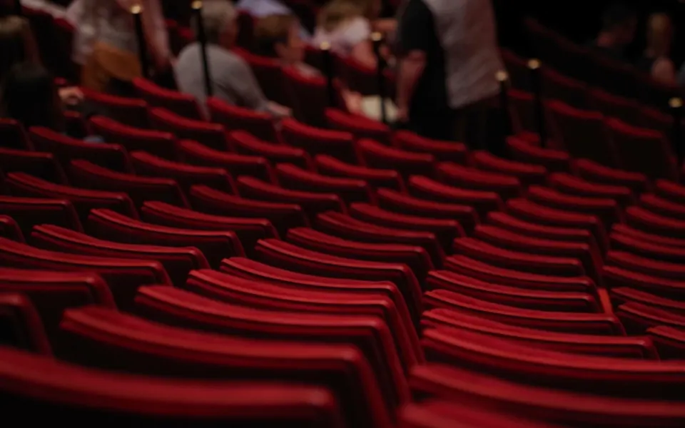 Photo d’illustration : une scène de théâtre
