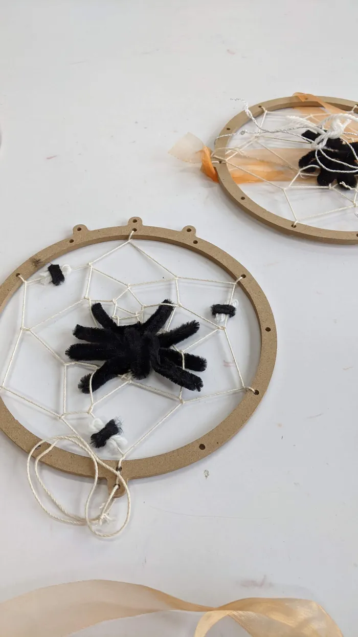 Visuel de l’événement « Petite fabrique (7-10 ans) : araignées, même pas peur ! »