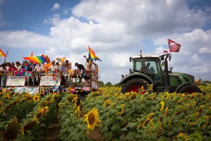 Visuel de l’événement « Expo : Queers des champs, les LGBTQIA+ existent aussi en milieu rural »