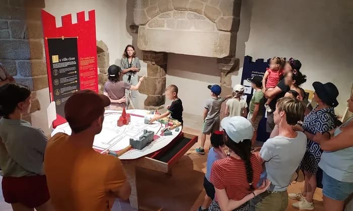 Visuel de l’événement « Visite famille - La Porte Saint-Michel dans tous les sens ! »
